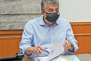 Ο περιφερειάρχης Κρήτης Σταύρος Αρναουτάκης υπογράφει