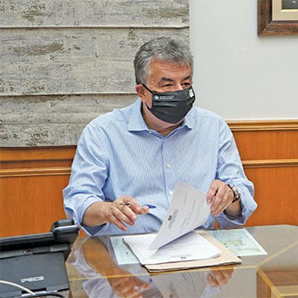 Ο περιφερειάρχης Κρήτης Σταύρος Αρναουτάκης υπογράφει