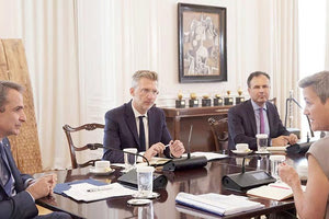 Με την εκτελεστική αντιπρόεδρο της Ευρωπαϊκής Επιτροπής Μαργκαρίτ Βερστάγκερ συναντήθηκε ο πρωθυπουργός