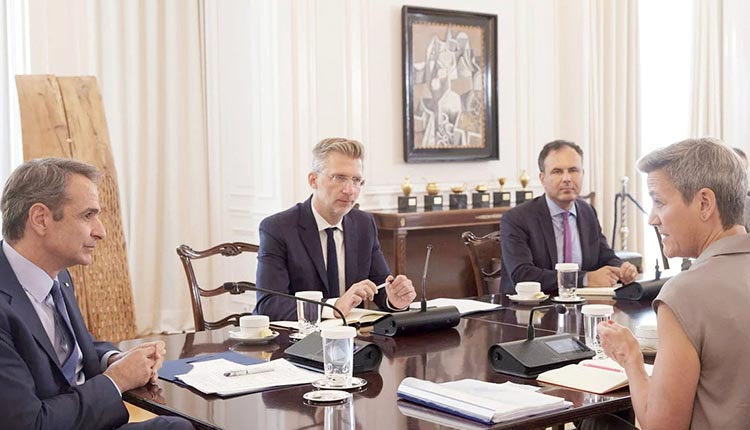 Με την εκτελεστική αντιπρόεδρο της Ευρωπαϊκής Επιτροπής Μαργκαρίτ Βερστάγκερ συναντήθηκε ο πρωθυπουργός