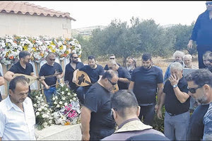 Υπό τους ήχους της λύρας και των λαγούτων το τελευταίο “αντίο” στον Μιχάλη Σφακιανάκη