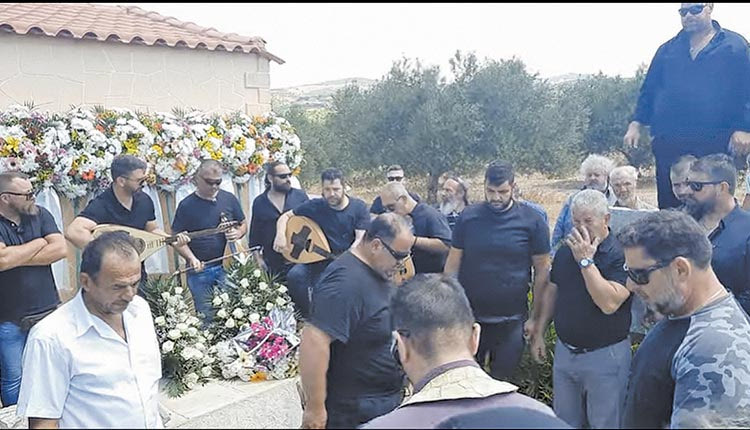 Υπό τους ήχους της λύρας και των λαγούτων το τελευταίο “αντίο” στον Μιχάλη Σφακιανάκη