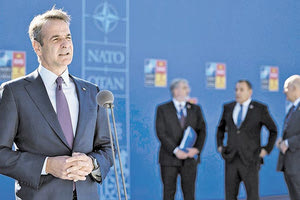 ο Έλληνας πρωθυπουργός κατά τη διάρκεια δηλώσεών του, στο περιθώριο της Συνόδου του ΝΑΤΟ