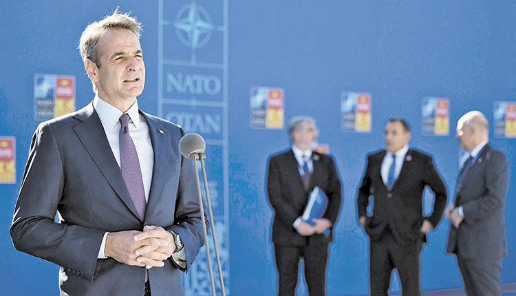 ο Έλληνας πρωθυπουργός κατά τη διάρκεια δηλώσεών του, στο περιθώριο της Συνόδου του ΝΑΤΟ