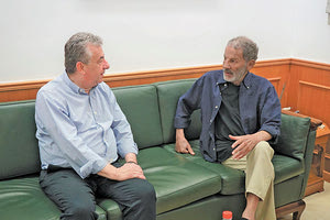 Τον περιφερειάρχη Κρήτης, κ. Σταύρο Αρναουτάκη, επισκέφτηκε χθες ο μουσικοσυνθέτης κ. Σταύρος Ξαρχάκος.