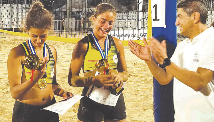 Η Πρινιωτάκη (στην μέση) με την Πιτσούλη στην βράβευσή τους  από τον κ. Αυγενάκη