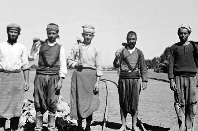 ΦΩΤΟΗΜΕΡΑΣ: Μια φωτογραφία- ντοκουμέντο. Κάτοικοι της περιοχής Καστελλίου επιτάσσονται (1942) από τους Γερμανούς για να φτιάξουν το αεροδρόμιο.