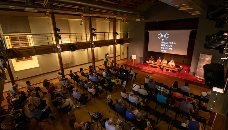 ΕΜΠΝΕΥΣΗ ΓΙΑ ΤΟΝ ΑΝΑΓΝΩΣΤΗ: Μαγνητίζει καθημερινά Έλληνες και ξένους το επιτυχημένο Φεστιβάλ Βιβλίου στα Χανιάq