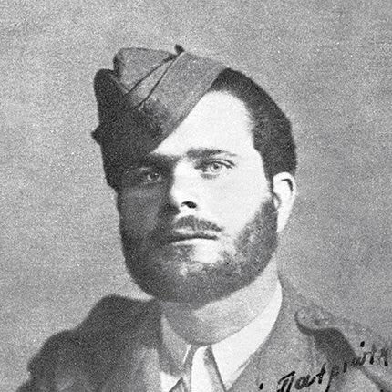 Ο Κίμωνας Ζωγραφάκης, σαμποτέρ του αεροδρομίου  Καστελλίου στις 5 Ιουλίου 1943. Η  αφιέρωση της φωτογραφίας γράφει: “Στον αγαπητό πατριώτη κ. Καλοχριστιανάκην ως ενθύμιο από κάποιο παιδί της ματωμένης Κρήτης  Κίμων, 8 – 4 – 43