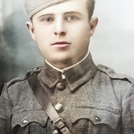 Ο Μανόλης Κριτσωτάκης από το χωριό Μουχτάρω. Οδηγός των Λάσσεν και  Τζόουνς τη βραδιά του σαμποτάζ στο αεροδρόμιο Καστελλίου. Πιάστηκε από τους  Γερμανούς και εκτελέστηκε μαζί με άλλους 18 πατριώτες στη θέση  «Ξηροπόταμος»  Ηρακλείου, στις 6 Ιουλίου 1943