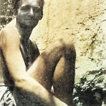 Ο Δανός υπολοχαγός Άντερς Λάσσεν το μεσημέρι της 10ης  Ιουλίου 1943  ξεκουράζεται στο φαράγγι Τρυπητής- Αγίου Σάββα πριν την αναχώρηση με τους  συντρόφους του για τη Μέση Ανατολή.  Στη φωτογραφία διακρίνεται να περιποιείται  το δεξί του πόδι το οποίο τραυμάτισε στην επιχείρηση σαμποτάζ του αεροδρομίου  Καστελλίου.   (Φωτογραφία από το βιβλίο ANTERS LASSEN, Somand e soldat  V.C., M.C.)