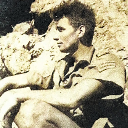 Ο Λοχίας Νίκολσον που μαζί με τον Κίμωνα Ζωγραφάκη και τον δεκανέα Γκρέιβς  μπήκαν στο αεροδρόμιο Καστελλίου από τα ανατολικά, τη  βραδιά του σαμποτάζ. Φωτογραφία στο φαράγγι Τρυπητής-Αγίου Σάββα στις 10 Ιουλίου 1943 το  μεσημέρι,  πριν αναχωρήσει μαζί με τους υπόλοιπους σαμποτέρ για τη Μέση Ανατολή.   (Φωτογραφία από το βιβλίο ANTERS LASSEN, Somand e soldat  V.C., M.C.)