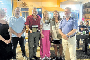 Αποχαιρέτησαν τον διευθυντή τους! Μέσα σε κλίμα χαράς και συγκίνησης πραγματοποιήθηκε η γιορτή λήξης του σχολικού έτους για όλες τις τάξεις και φυσικά η αποφοίτηση των μαθητριών/τών της Γ΄ Λυκείου του 3ου ΓΕΛ