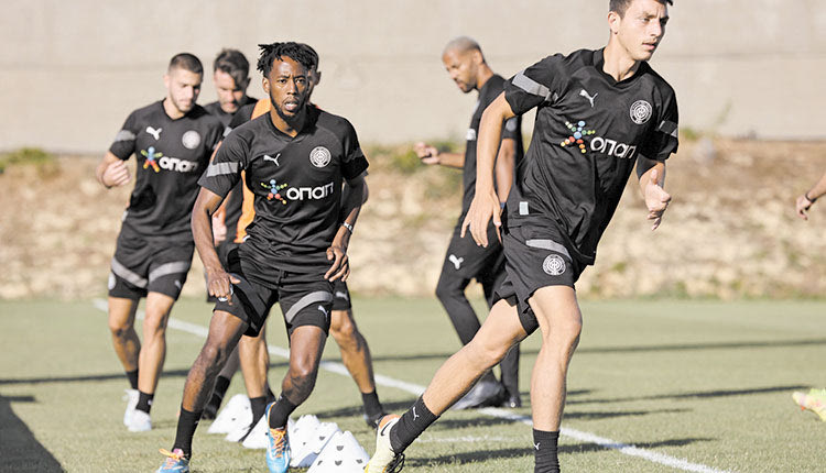 Στιγμιότυπα από τη χθεσινή πρώτη ανοιχτή προπόνηση του ΟΦΗ