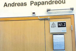 το ονομα του αντρεα παπανδρεου σε αιθουσα