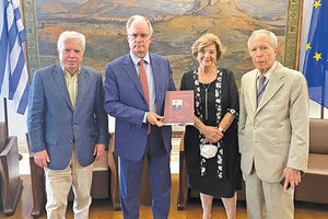 Το βιβλίο με τίτλο «Δημήτρης Κρεμαστινός, ο Δημήτρης… της Ιατρικής… της Κοινωνίας… της Πολιτικής» προσέφεραν στον Πρόεδρο της Βουλής, κ. Κωνσταντίνο Τασούλα, η σύζυγος του εκλιπόντος πρώην υπουργού και αντιπροέδρου της Βουλής Δημήτρη Κρεμαστινού που απεβίωσε στις 8 Μαΐου 2020.