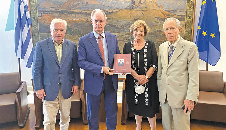 Το βιβλίο με τίτλο «Δημήτρης Κρεμαστινός, ο Δημήτρης… της Ιατρικής… της Κοινωνίας… της Πολιτικής» προσέφεραν στον Πρόεδρο της Βουλής, κ. Κωνσταντίνο Τασούλα, η σύζυγος του εκλιπόντος πρώην υπουργού και αντιπροέδρου της Βουλής Δημήτρη Κρεμαστινού που απεβίωσε στις 8 Μαΐου 2020.