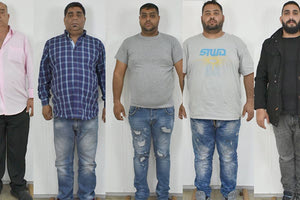 Ελεύθεροι με περιοριστικούς όρους αφέθηκαν μετά τη δίκη τα πέντε μέλη σπείρας που παρίσταναν τους τεχνικούς της ΔΕΗ και ξάφριζαν ηλικιωμένους στην ευρύτερη περιοχή της Αττικής