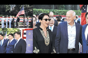 ΟΛΟΙ ΣΤΟΥ ΠΡΕΣΒΗ ΤΣΟΥΝΗ