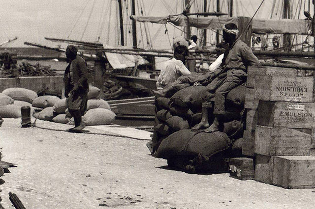 ΦΩΤΟΗΜΕΡΑΣ: Αρχές του 1900 στο λιμάνι των Χανίων. Φωτογραφία του Fred Boissonnas.