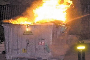 Εμπρησμός κάδων στις Τρεις Βαγιές