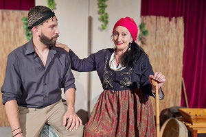 ΑΠΟ ΤΗ ΘΕΑΣΗ Η θεότρελη “Γκόλφω τση Κρήτης” στο κηποθέατρο Μ.Χατζιδάκις