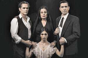 Τον κεντρικό ρόλο της μάνας ενσαρκώνει η Μαρία Τζομπανάκη. Η μουσική της παράστασης είναι πρωτότυπη και φέρει την υπογραφή του Αλκίνοου Ιωαννίδη