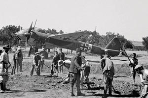 ΦΩΤΟΗΜΕΡΑΣ: Αεροδρόμιο Καστελλίου 1942. Οι κάτοικοι έχουν επιστρατευθεί για να φτιάξουν τον διάδρομο.