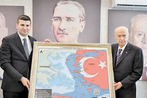 Άμεση απάντηση έδωσε η Αθήνα στην Άγκυρα με φόντο τον προκλητικό χάρτη που έλαβε ως δώρο ο Ντεβλέτ Μπαχτσελί από τους Γκρίζους Λύκους και δείχνει την Κρήτη και τα νησιά του ανατολικού Αιγαίου ως τμήμα της Τουρκίας!