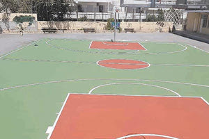 Προχωρούν οι εργασίες για την ανανέωση του εξοπλισμού των γηπέδων σε σχολεία του δήμου, στο πλαίσιο των οποίων τοποθετούνται νέα δάπεδα και μπασκέτες.