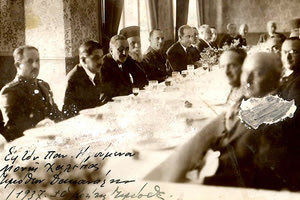 ΦΩΤΟΗΜΕΡΑΣ: Ηράκλειο 1937. Δείπνο προς τιμήν του Βασιλιά Γεωργίου του Β’. Δίπλα του ο Αρχιεπίσκοπος Τιμόθεος Βενέρης (φωτογραφία Μ. Δακανάλης).