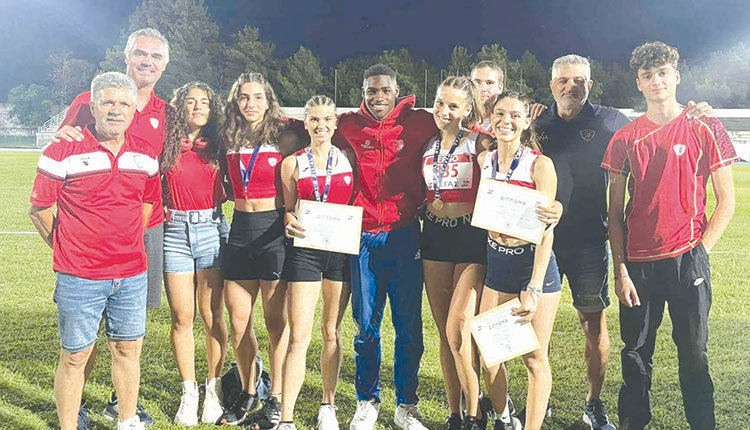 Η ομάδα της Αθλητικής Ακαδημίας Ηρακλείου με τους προπονητές τους