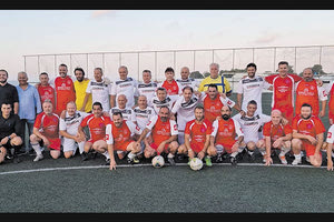 Οι παλαίμαχοι του ΟΦΗ και των Ελπίδων μετά τον τελικό του τουρνουά «Τάταρης». Ο κ. Πιτσούλης έδωσε το κύπελλο στον Κορονάκη του ΟΦΗ