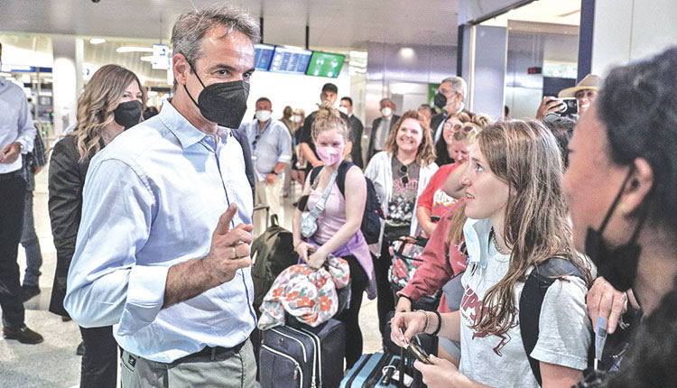 Το αεροδρόμιο της Αθήνας «Ελευθέριος Βενιζέλος» επισκέφθηκε ο πρωθυπουργός και είχε την ευκαιρία να συνομιλήσει με νεαρές τουρίστριες. Ο κ. Μητσοτάκης επισκέφθηκε το διεθνές αεροδρόμιο, όπου είχε την ευκαιρία να συνομιλήσει με μέλη του προσωπικού του αερολιμένα καθώς και με ταξιδιώτες.
