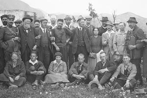 ΦΩΤΟΗΜΕΡΑΣ: Εκδρομή ξένων στο Καστέλλι το 1921! Φωτογραφίζονται με ντόπιους (Emil Hess)