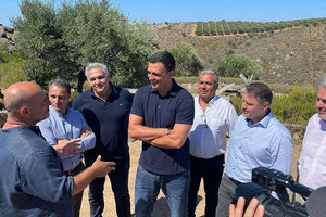 Στιγμιότυπο από την επίσκεψη του υπουργού στην φάρμα “Πεσκέσι” στο Χαρασό και την ξενάγηση από τον δημιουργό της Παναγιώτη Μαγγανά