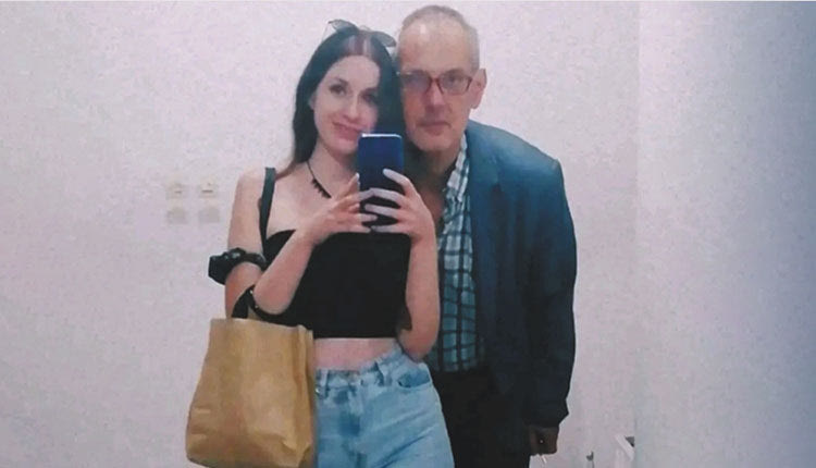 Τον δικό της συγκινητικό αποχαιρετισμό στον πατέρα της, που πέθανε στο γραφείο του ΕΦΚΑ Πατησίων, όπου είχε πάει για να δουλέψει Κυριακή, απηύθυνε η κόρη του Κώστα Κούρκουλου, Χριστίνα,