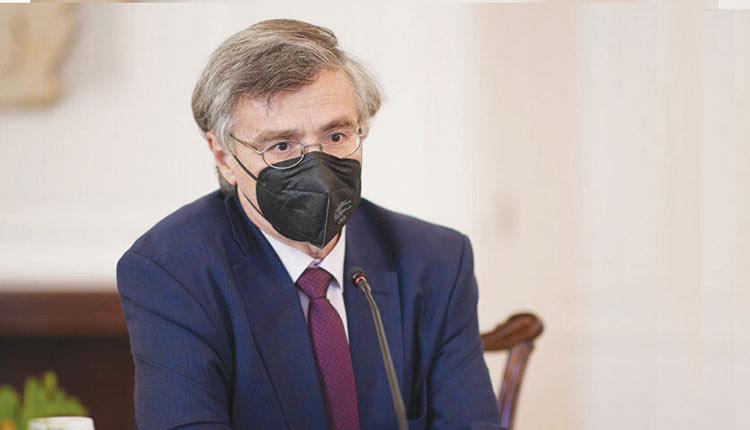 Δεν υπάρχει καθαρή απάντηση στο ερώτημα αν πρέπει να κάνουμε ενισχυτική δόση ή να περιμένουμε να δημιουργηθεί ένα νέο εμβόλιο