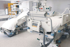 Σε κρίσιμη κατάσταση παραμένει στην ΜΕΘ του Βενιζελείου 40χρονη μητέρα που τρεις μέρες μετά την γέννηση του μωρού της υπέστη βαρύ αλλεργικό σοκ και κατέρρευσε μέσα σε λίγα λεπτά. Οι πληροφορίες αναφέρουν ότι αυτό συνέβη μετά την χορήγηση αντιβιοτικού. Οι γιατροί προσπάθησαν επί ώρα να την ανατάξουν ενώ στην συνέχεια εισήχθη στην ΜΕΘ όπου και διασωληνώθηκε. 17χρονος στην ΜΕΘ Διασωληνωμένο στη ΜΕΘ παραμένει το αγόρι 17 ετών το οποίο πάσχει από χρόνιο σύνδρομο και έχει προσβληθεί από covid-19. Δεν έχει εμβολιστεί και οι γιατροί θα κάνουν νέα προσπάθεια να τον βγάλουν από τα μηχανήματα όταν αντιμετωπιστεί οίδημα στο λάρυγγα που έχει παρουσιάσει.