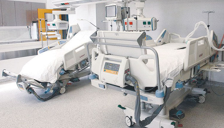 Σε κρίσιμη κατάσταση παραμένει στην ΜΕΘ του Βενιζελείου 40χρονη μητέρα που τρεις μέρες μετά την γέννηση του μωρού της υπέστη βαρύ αλλεργικό σοκ και κατέρρευσε μέσα σε λίγα λεπτά. Οι πληροφορίες αναφέρουν ότι αυτό συνέβη μετά την χορήγηση αντιβιοτικού. Οι γιατροί προσπάθησαν επί ώρα να την ανατάξουν ενώ στην συνέχεια εισήχθη στην ΜΕΘ όπου και διασωληνώθηκε. 17χρονος στην ΜΕΘ Διασωληνωμένο στη ΜΕΘ παραμένει το αγόρι 17 ετών το οποίο πάσχει από χρόνιο σύνδρομο και έχει προσβληθεί από covid-19. Δεν έχει εμβολιστεί και οι γιατροί θα κάνουν νέα προσπάθεια να τον βγάλουν από τα μηχανήματα όταν αντιμετωπιστεί οίδημα στο λάρυγγα που έχει παρουσιάσει.