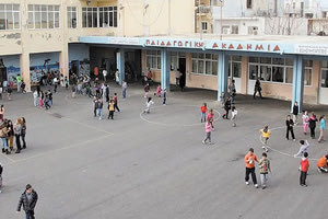 Οξύ πρόβλημα αντιμετωπίζει και η πρώην Ακαδημία καθώς δεν μπορεί να στεγάσει ταυτόχρονα και τα 4 σχολεία που φιλοξενεί, ενώ βρίσκεται σε φάση εργασιών για τη στατική ενίσχυσή της;;