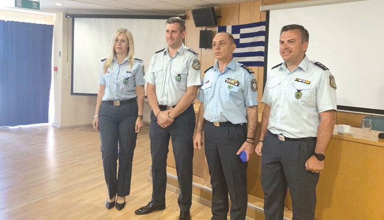 Ο αρχηγός της ΕΛ.ΑΣ. με τους συνδικαλιστικούς εκπροσώπους των αξιωματικών στο νησί