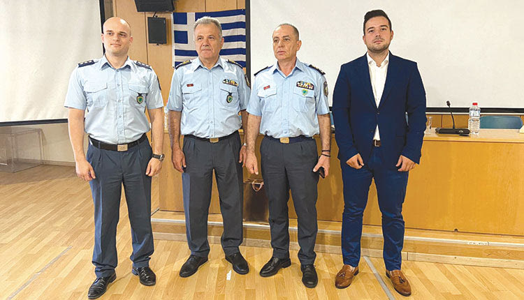 Ο αρχηγός της ΕΛ.ΑΣ. κ. Σκουμας με τον ΓΑΔΚ Γ. Λιμπινάκη, τον αντιπρόεδρο της Ένωσης Αστυνομικών Υπαλλήλων Κ. Ανθουλάκη και τον ταμία της Ένωσης Κ. Αλεξάκη