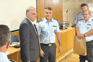 Ο υπουργός με τους Αστυνομικούς Διευθυντές Ηρακλείου και Λασιθίου
