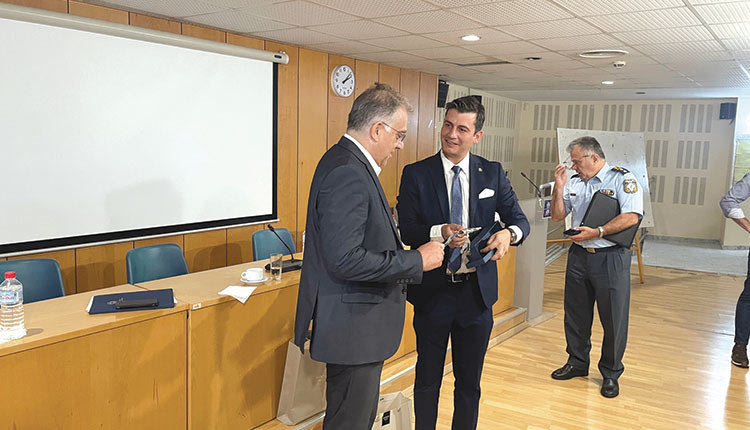 Ο υπουργός με τους Αστυνομικούς Διευθυντές Ηρακλείου και Λασιθίου
