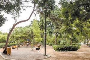 Συνεχίζονται τα παράπονα για το «Πάρκο Γεωργιάδη» και ειδικά για το πρόβλημα με τους χωμάτινους διαδρόμους, που εκτός από τη λάσπη το χειμώνα, έχουν συνέπειες και το καλοκαίρι. Όπως μας επισημαίνει ο αναγνώστης μας Ν.Μ. Καλοχριστιανάκης  «…Τη σκόνη δηλαδή που δημιουργείται κατά την ξηρή περίοδο που ήδη διανύομε.