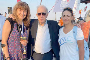 Ο δήμαρχος έχοντας αριστερά την Γαβαλά και δεξιά την συνοδό της στην 12η Reagatta