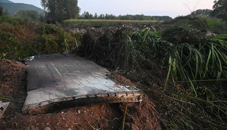 Τα συντρίμια από τον κινητήρα του αεροσκάφους. 
