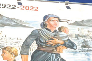 Τη Μικρασιάτισσα μάνα, που άφησε πίσω τον τόπο της και πήρε τον δρόμο της προσφυγιάς, απεικονίζει ένα γκράφιτι που δημιουργήθηκε σε ένα από τα κεντρικότερα σημεία της Νέας Αλικα- ρνασσού, στη συμβολή της Λ. Ικάρου με την Ηροδότου.