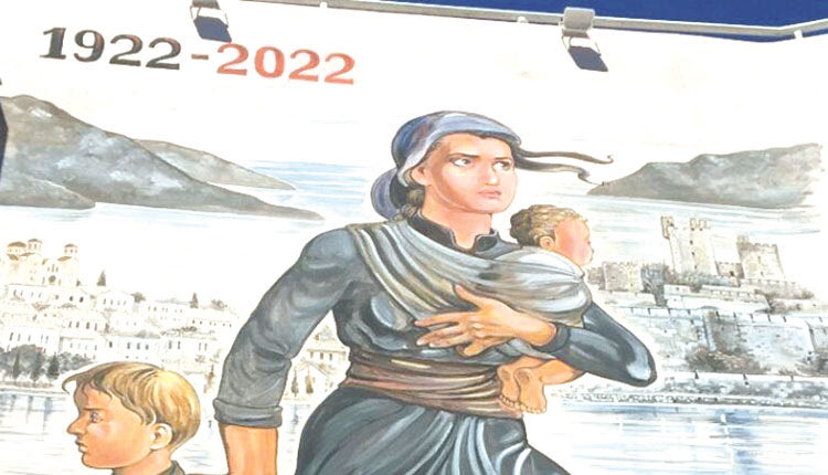 Τη Μικρασιάτισσα μάνα, που άφησε πίσω τον τόπο της και πήρε τον δρόμο της προσφυγιάς, απεικονίζει ένα γκράφιτι που δημιουργήθηκε σε ένα από τα κεντρικότερα σημεία της Νέας Αλικα- ρνασσού, στη συμβολή της Λ. Ικάρου με την Ηροδότου.